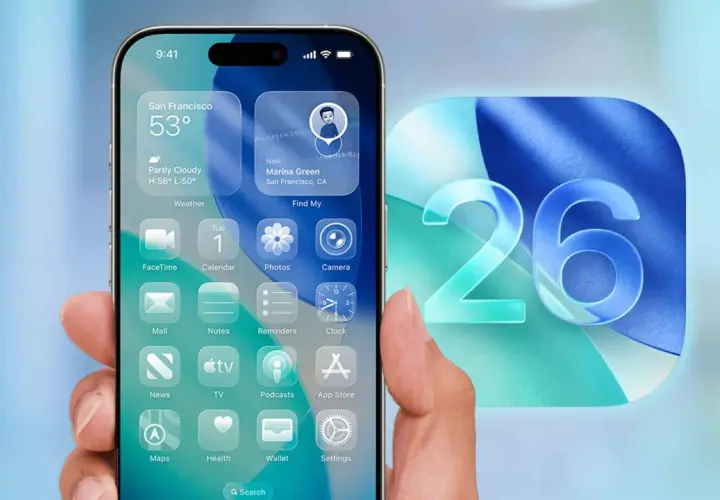 Dłoń trzyma iPhone'a z widokiem na ekran główny, prezentującym widgety i ikony aplikacji. Obok widnieje duży numer 26, symbolizujący najnowszy iOS.