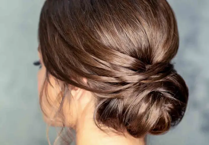 Elegantes recogidos bajos para invitadas de boda, con un estilo romántico y natural.
