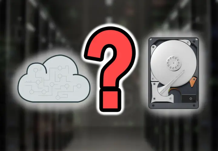Cloud-Symbol, Fragezeichen und eine Festplatte. Die Wahl für den perfekten **festplatte backup**?