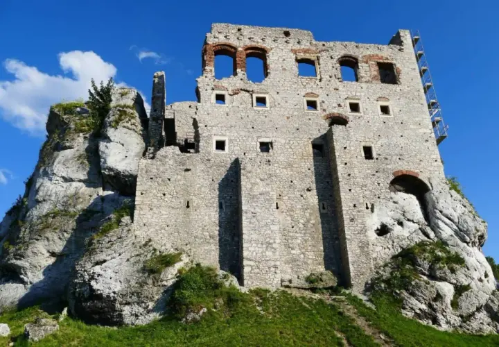 Ruiny zamku na skale, wspaniała trasa turystyczna. Ogrodzieniec zaprasza do odkrywania historii.