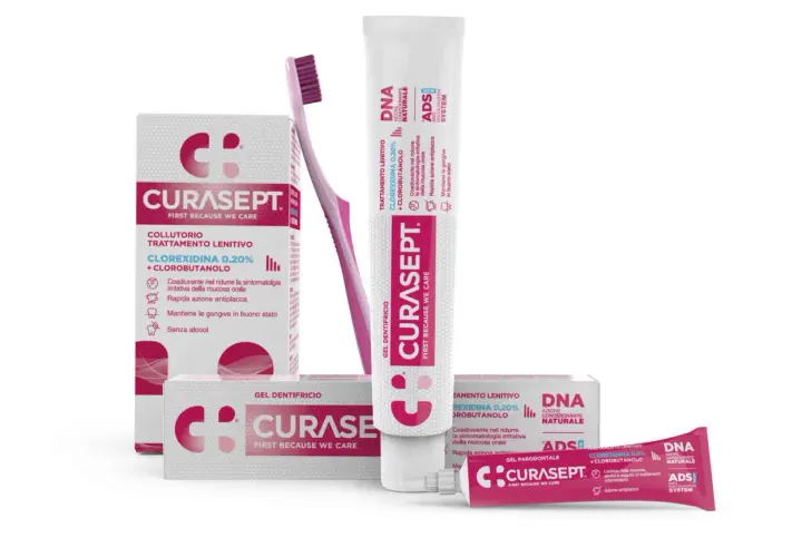 Kit Curasept con collutorio e dentifricio alla clorexidina, ideale per trattare ascessi e infiammazioni gengivali.