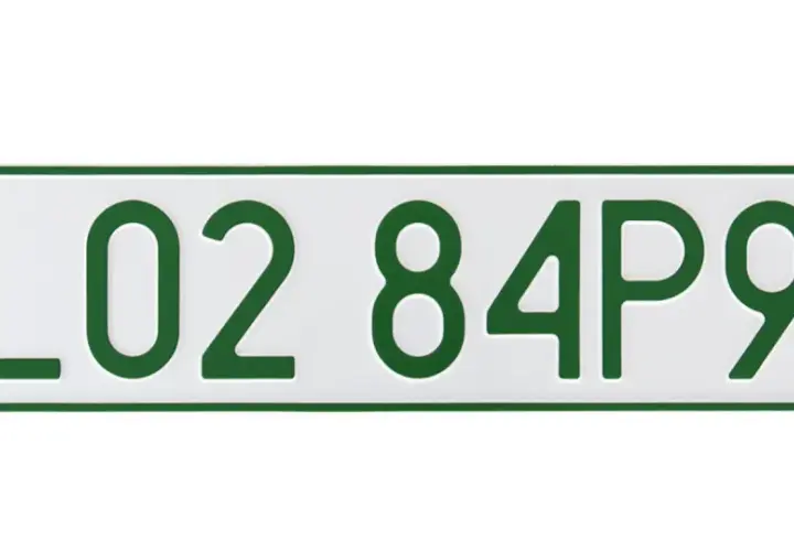 Polskie tymczasowe tablice rejestracyjne z zielonymi znakami. Numer L02 84P95.