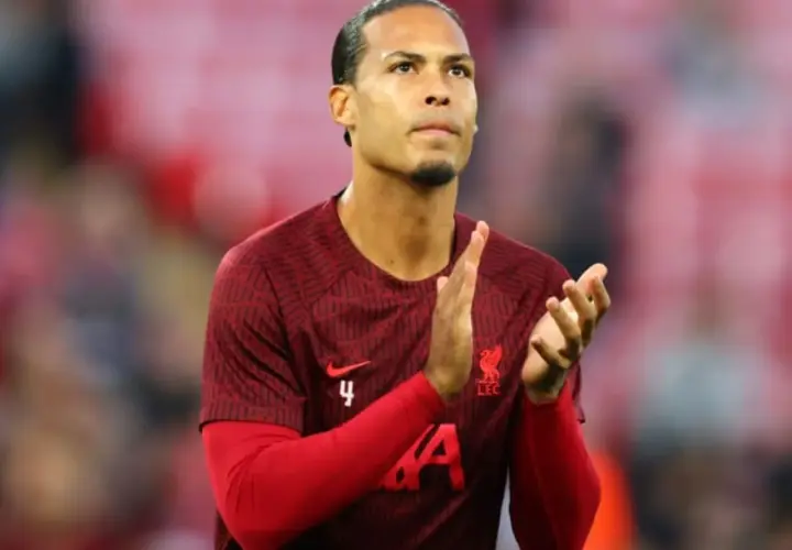 Virgil van Dijk, Kapitän des FC Liverpool, klatscht im roten Trikot mit der Nummer 4.