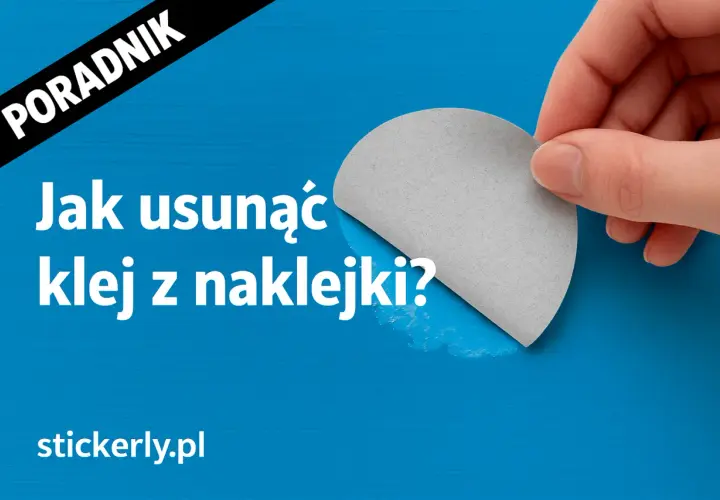 Poradnik: Jak usunąć klej po naklejce z plastiku? Dłoń odkleja szary kawałek naklejki, odsłaniając lepki ślad.