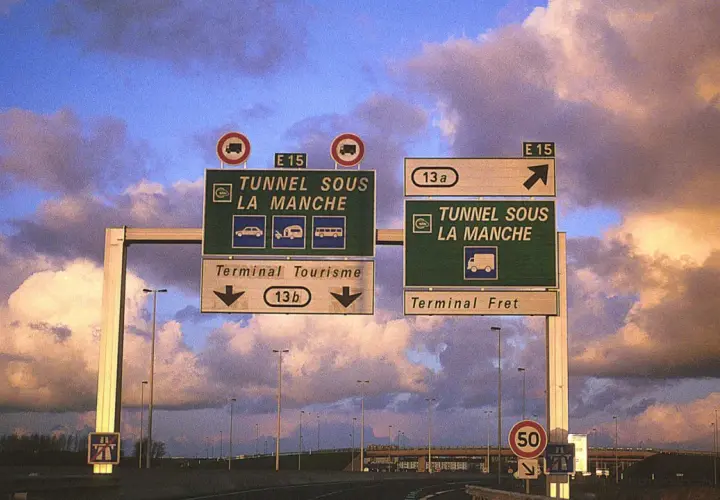Znaki drogowe kierujące do "TUNNEL SOUS LA MANCHE" (Tunel pod kanałem La Manche) dla ruchu turystycznego i towarowego.