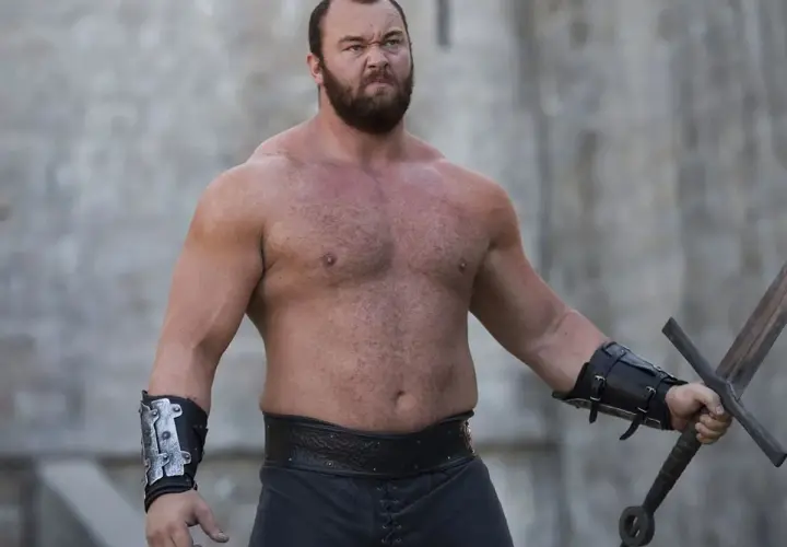Góra z mieczem, jak Gregor Clegane z "Gry o tron", gotowy do walki. Jego potężna sylwetka i groźna mina budzą respekt, a wszystko to przy akompaniamencie epickiej muzyki.