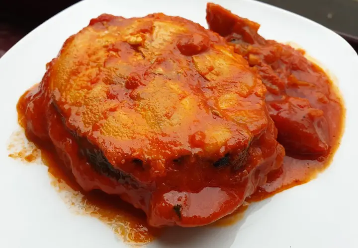Bonito con tomate, un plato casero que evoca la receta de la abuela. Sabor tradicional en cada bocado.