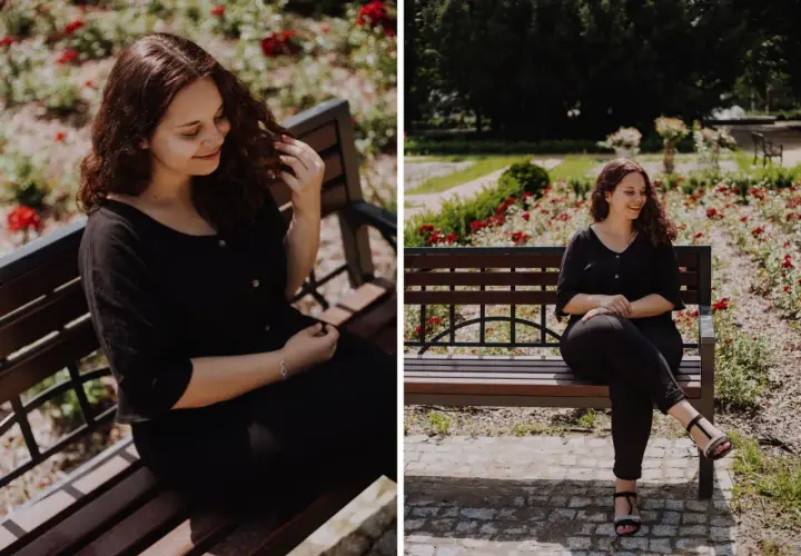 Uśmiechnięta kobieta plus size na sesji kobiecej w parku, siedzi na ławce wśród czerwonych róż.