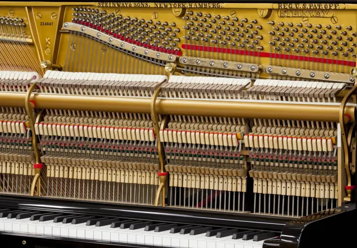 Mechanizm pianina Steinway z widocznymi młoteczkami, strunami i klawiaturą. To jest co to jest pianino.