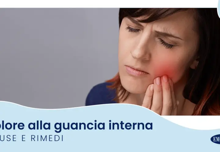 Donna con dolore alla guancia interna, evidenziata in rosso. Causa e rimedi per il fastidio.