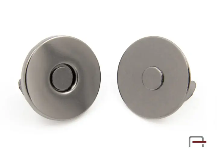 Dwa metalowe zatrzaski magnetyczne, niezbędne materiały kaletnicze do torebek i portfeli.