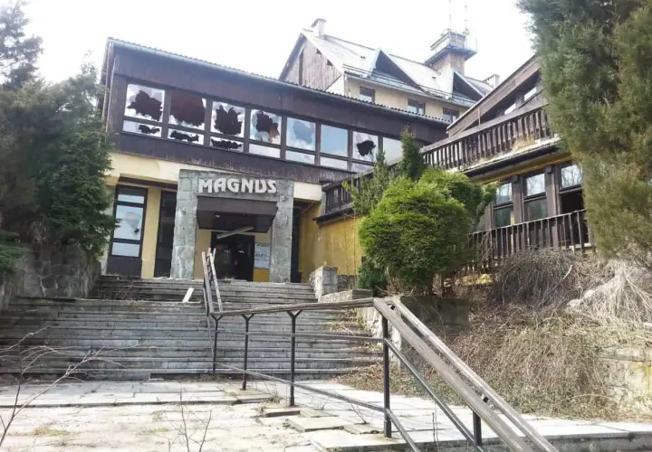 Opuszczony hotel "Magnus" z wybitymi oknami, idealne miejsce na urbex.