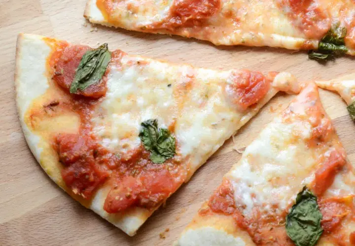 Pizza: poprawna pisownia i odmiana przez przypadki. Sprawdź!