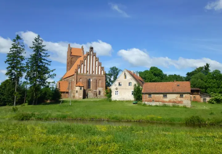 Idyllische Landschaft mit Kirche und Bauernhaus, Heimat der Familie von der Groeben.
