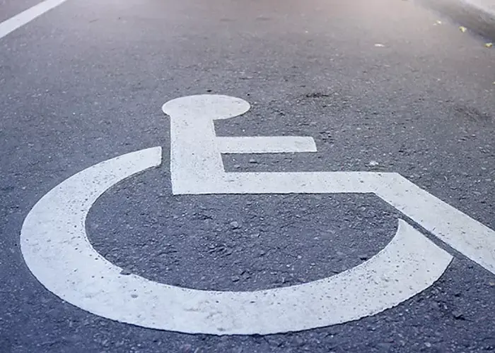 Czy miejsca parkingowe dla niepełnosprawnych są płatne? Sprawdź zasady.