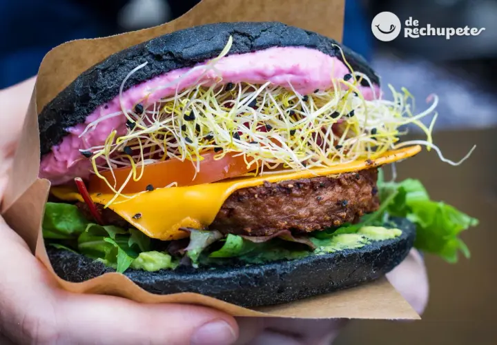 Deliciosa hamburguesa vegetal con pan negro, queso fundido, aguacate, tomate, brotes y una cremosa salsa rosa. ¡Una explosión de sabor!