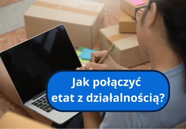 Osoba pracuje przy laptopie, otoczona paczkami. Zastanawia się, jak połączyć etat z działalnością.