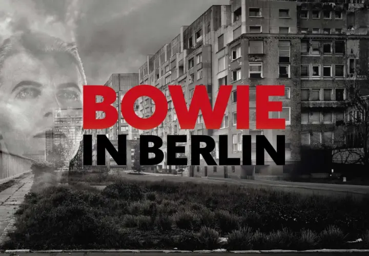 David Bowie i Berlin. Bilden visar en dubbelexponering med Bowies ansikte över en vy av Berlinmuren, byggnader och en bil.
