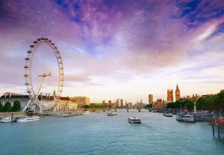 Zachód słońca nad Tamizą, z widokiem na London Eye i Parlament.