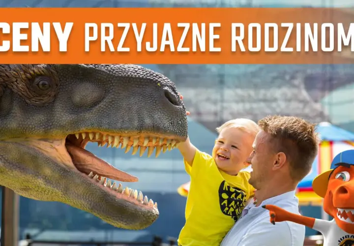 Ojciec z dzieckiem i dinozaurem, z napisem "CENY PRZYJAZNE RODZINOM".