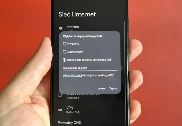 Konfiguracja prywatnego DNS na Androidzie, używając adguard-dns.com. Blokuje reklamy w Chrome.