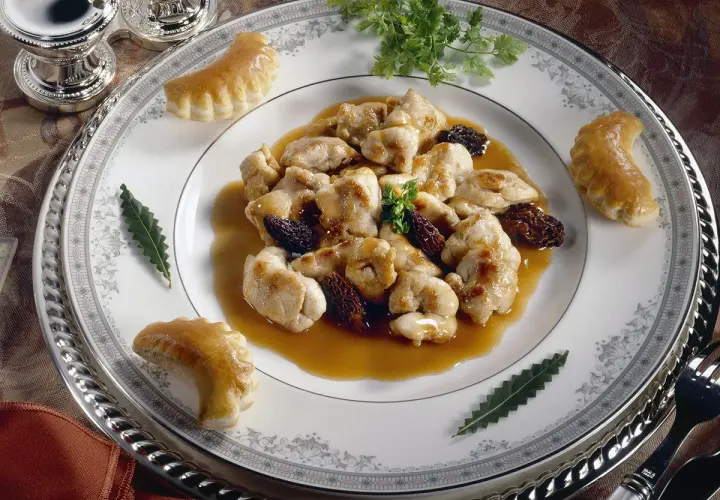 Sauté de veau aux champignons, morilles et feuilletés. Quel vin avec ce plat ? Un blanc sec ou un rouge léger serait parfait.
