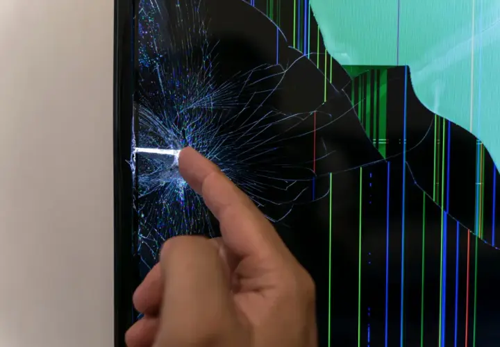 Uszkodzona matryca telewizora, widoczne pęknięcia i kolorowe linie. Czas na wymianę matrycy.