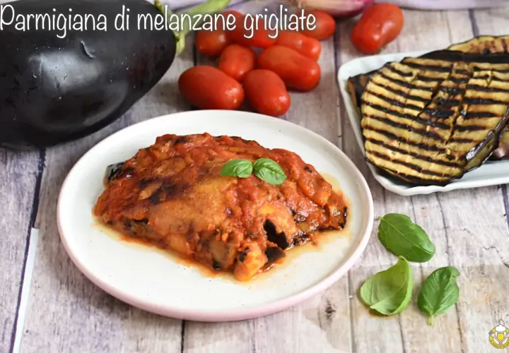 Parmigiana di melanzane grigliate, una ricetta leggera e gustosa. Melanzane grigliate alternate a sugo e basilico, un piatto sano e saporito.