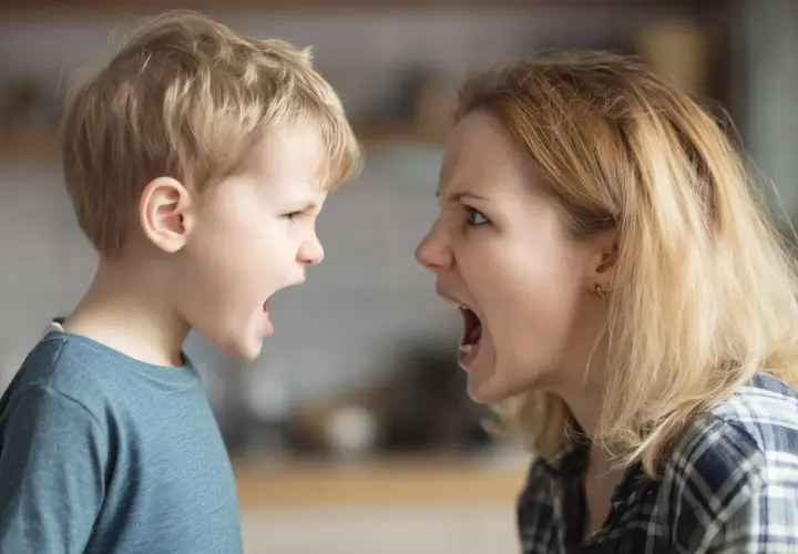 Madre e hijo se miran fijamente, ambos con la boca abierta y expresiones de enfado. ¡Qué importante es no gritar!