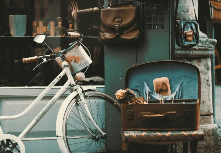 Stare zdjęcia vintage, rower i walizka pełna wspomnień.