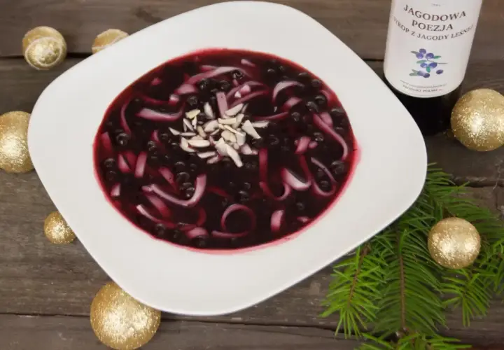 Zupa jagodowa z kluskami! Jak przygotować pyszny letni przysmak?