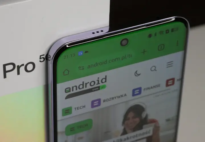 Telefon z ekranem wyświetla stronę android.com.pl/te. Obok widać pudełko z napisem "Pro 5G". Czy to oznacza, że lte+ to już przeszłość?