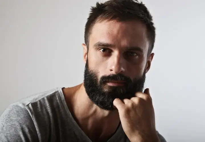 Jak zmiękczyć twardy zarost? Skuteczne metody na aksamitną brodę