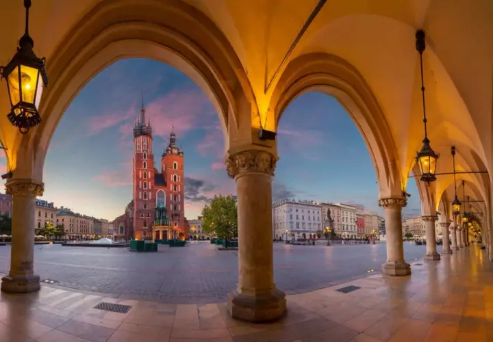Krakowski Rynek Główny o zmierzchu, z Sukiennicami i Kościołem Mariackim w tle. Jedno z najpiękniejszych miejsc w Polsce.