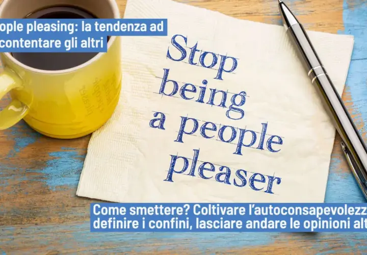 Tazza gialla, tovagliolo con scritto "Stop being a people pleaser" e penna. Psicologia: smettere di essere troppo disponibili.