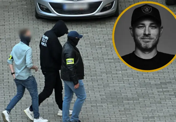 Trzech mężczyzn w kominiarkach idzie obok siebie. W tle widać samochód i portret mężczyzny w czapce z daszkiem. To jakby wejście do pandora gate.