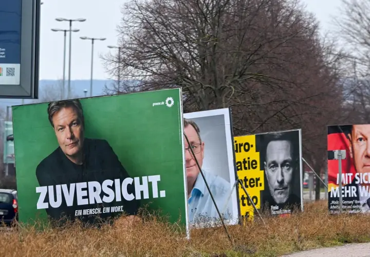 CDU Wahlplakate und andere Parteien werben um Stimmen. Ein grünes Plakat zeigt "Zuversicht", ein SPD-Plakat "Mehr Wachstum".