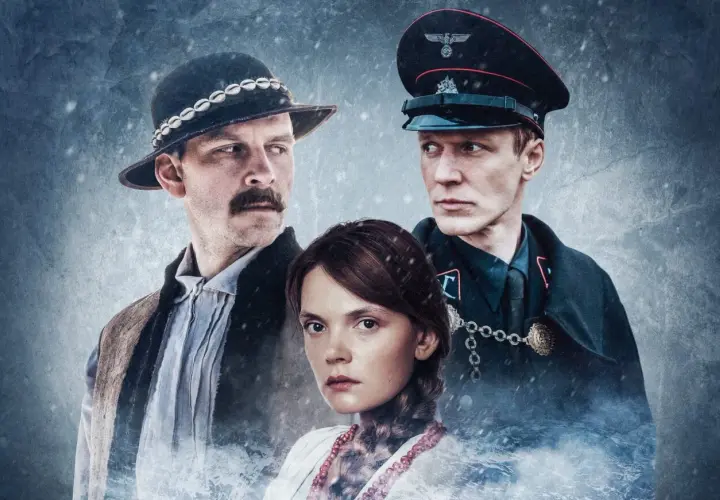 Trzech bohaterów, w tym mężczyzna w góralskim kapeluszu i żołnierz w mundurze, w kadrze filmu "Biała odwaga".