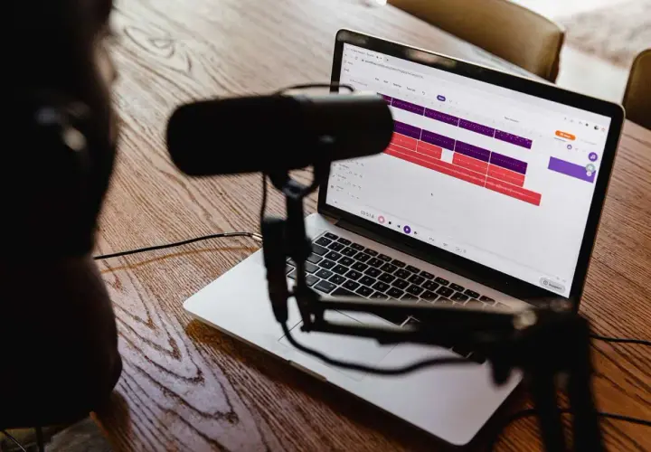Mikrofon i laptop z programem do edycji dźwięku. Zastanawiasz się, ile zarabia dubbing? To może być ciekawa ścieżka kariery.