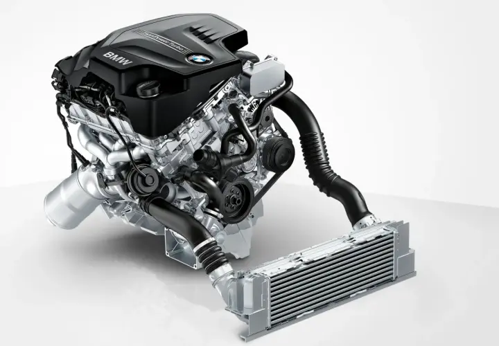 Silnik BMW TwinPower Turbo, model n20, z elementami układu dolotowego i intercoolerem.