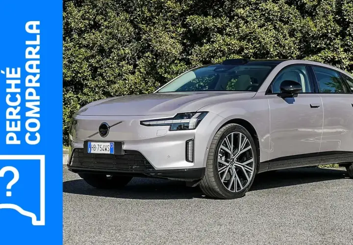 La Volvo ES90, un'auto elegante e moderna, si presenta in un elegante colore grigio metallizzato, con un'icona a forma di punto interrogativo che suggerisce una scelta.
