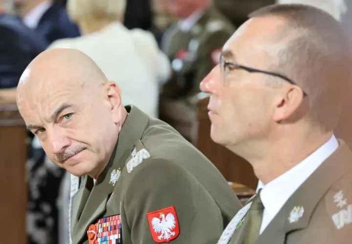 Dowódca operacyjny rodzajów sił zbrojnych w mundurze z odznaczeniami i godłem Polski.