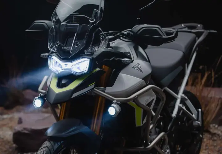 I fanali moto di questa Triumph Tiger 900 illuminano la strada, pronti per l'avventura.