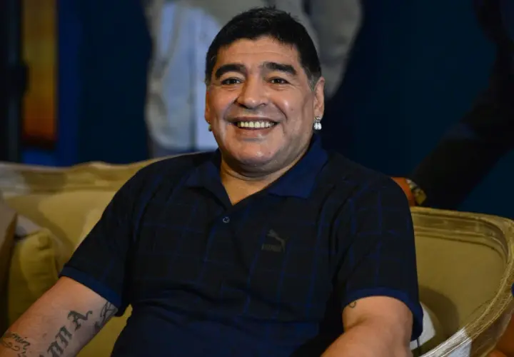 Uśmiechnięty Diego Maradona, którego karierę przerwała choroba. Na co zmarł, wciąż budzi dyskusje.