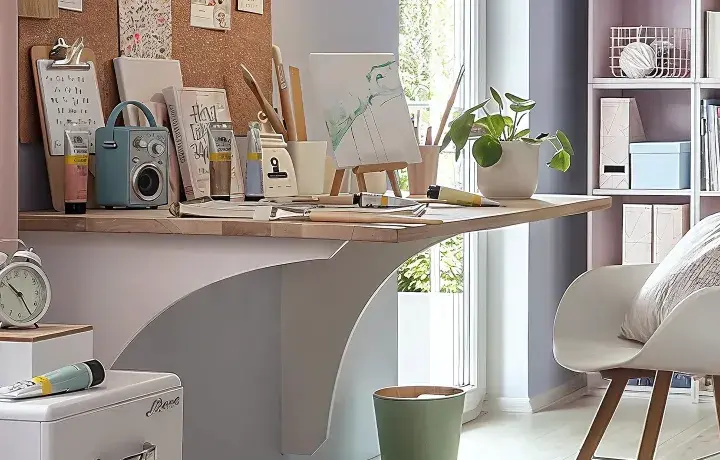Kreativer Arbeitsplatz mit einem Schreibtisch, der wie ein klapptisch selber bauen wirkt. Buntstifte, Leinwand und ein kleiner Lautsprecher laden zum Malen ein.