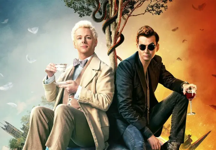 Un angelo e un demone, protagonisti di una **good omens recensione**, siedono fianco a fianco. Piume bianche e rosse fluttuano in un cielo diviso tra azzurro e fuoco.