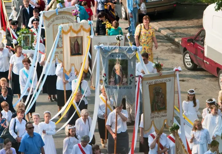Procesja z chorągwiami. Czy Boże Ciało jest dniem wolnym od pracy? Tak, to święto kościelne, wolne od pracy.