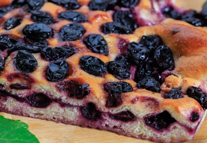 Schiacciata con l'uva, soffice e dorata, con uva succosa che crea un contrasto delizioso. Perfetta per una pausa golosa.