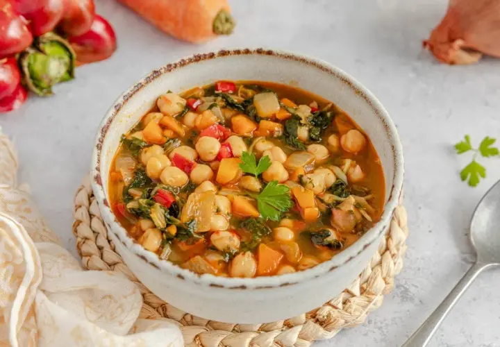 Un reconfortante potaje de garbanzos con verduras, listo para disfrutar.