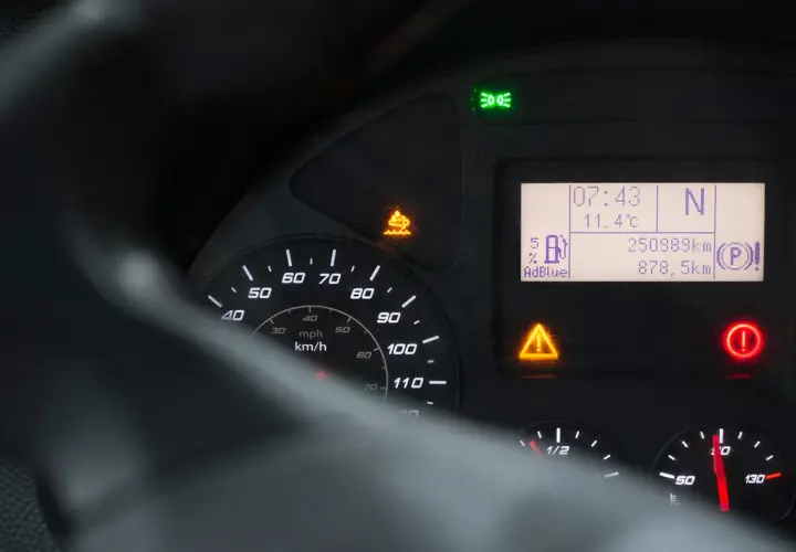 Na wyświetlaczu widać wskaźnik AdBlue, który pokazuje aktualny poziom płynu. Obok widoczny jest dystans 878,5 km, co pozwala oszacować zużycie AdBlue na 100km.
